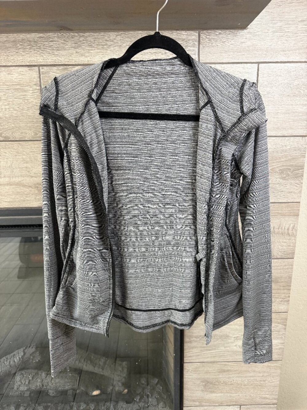 SHEIN Sports Small Zip Up Hooded Sports Jacket with Thumb Holes